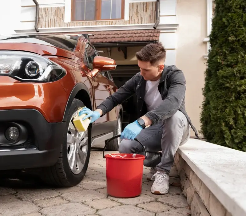 Lavage auto à domicile Ucel : professionnel intervenant sur un véhicule